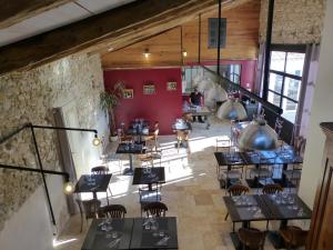 Rochefort-en-Valdaine摇滚乐旅馆的享有带桌椅的餐厅的顶部景致