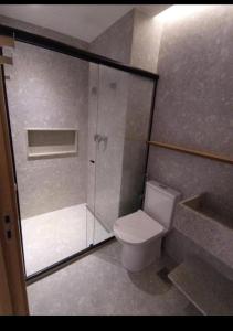 萨利诺波利斯Salinas Premium Resort的带淋浴和白色卫生间的浴室
