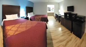 海沃德Mission Inn and Suites的酒店客房配有两张床和一张书桌