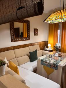 塞特尼尔Casa Rural Abril的客厅配有沙发和桌子