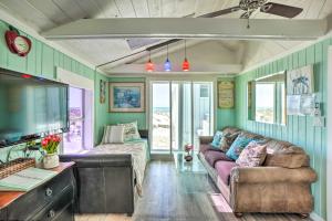 克利尔沃特Sea Turtle Suite Condo with Clearwater Beach Views的带沙发和电视的客厅