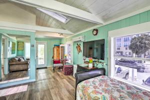 克利尔沃特Sea Turtle Suite Condo with Clearwater Beach Views的一间卧室配有一张床,并在一间客房内配有电视。