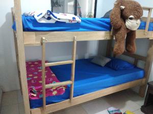 巴兰基亚Encantadora casa con ambiente guajiro 2的双层床的上铺是泰迪熊