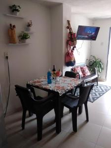 巴兰基亚Encantadora casa con ambiente guajiro 2的餐桌、桌椅和吉他