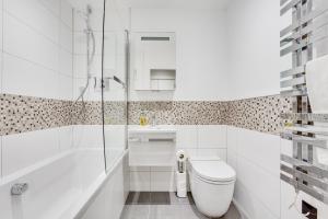 斯坦斯Executive 2 BR apt city centre free PKG , wifi by Tent Serviced Apartments的白色的浴室设有卫生间和淋浴。