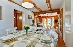 LudbregPet Friendly Home In Vinogradi Ludbreski With House A Panoramic View的一间带桌椅的用餐室