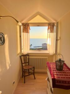 圣托·斯特凡诺·阿尔马尔H11 FINESTRA SUL MARE - Santo Stefano的客房设有海景窗户。