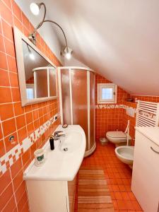 圣托·斯特凡诺·阿尔马尔H11 FINESTRA SUL MARE - Santo Stefano的一间带水槽、淋浴和卫生间的浴室