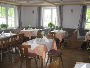 阿特湖畔施泰因巴赫2 Sterne Pension Gasthof ohne Internet的餐厅设有桌椅,并种有鲜花