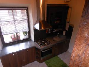维尔纽斯Daukanto Apartments的厨房配有炉灶、水槽和窗户。
