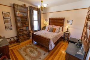 戴德伍德1899号住宿加早餐旅馆的一间卧室设有一张床和一个书架