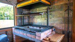 普孔Cabañas Copayapu的厨房配有带砖炉的拖车