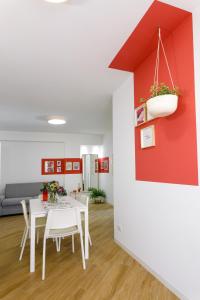 泰拉西尼TERRAVERA的客厅设有桌子和红色的墙壁