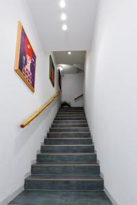 泰拉西尼TERRAVERA的楼梯通往带绘画的建筑