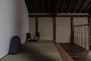 仓敷滔々 阿知の庄 蔵の宿 toutou Achinosho Kura no Yado的客厅配有电视和桌子