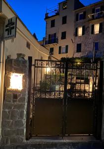 克里日亚Madüneta 5 Terre的夜间大楼前的大门
