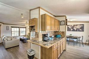 Wofford HeightsViews Views Views!的一间带木制橱柜的厨房和一间客厅