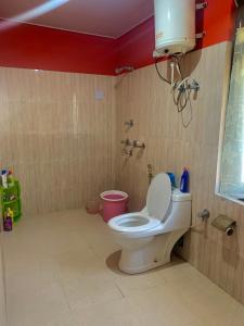 PakhyongKazi Retreat的一间位于客房内的白色卫生间的浴室
