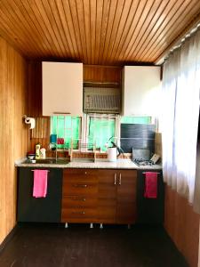 卡瓦拉提Green house in Gonio economy class的厨房配有水槽和炉灶