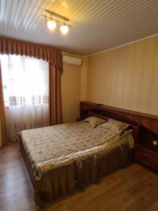 格连吉克Akropol的一间卧室设有一张床和一个窗口