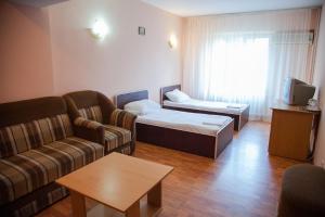 GiurgiuHotel Vlasca的客厅配有沙发和1张床