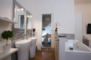 罗马NAVONA VITA SUITES的浴室设有2个白色卫生间和水槽