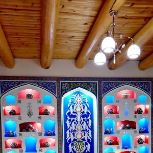 布哈拉Koh-i-noor的蓝色和白色的墙壁和天花板