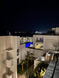 阿尔加德萨Links II 505 Duplex 2bedroom Apartment GOLF Alcaidesa SPAIN的享有白色建筑的夜间景色