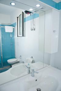 托雷圣乔万尼乌SoleSalento 32的一间带水槽、卫生间和镜子的浴室