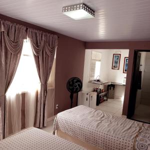 纳塔尔Natal Aconchegante的一间卧室设有两张床和窗户。