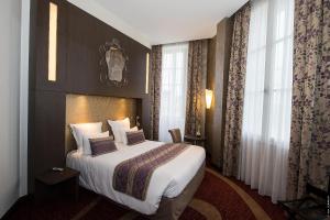 科涅克科涅克中心弗朗索瓦普瑞米尔酒店的酒店客房设有一张床和一个大窗户