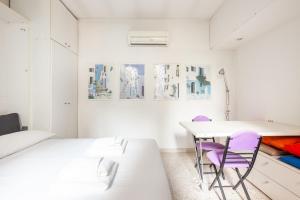 米兰Cirene Master Guest studio的卧室配有一张床和一张桌子及椅子