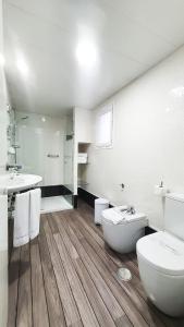 科尔多瓦奥萨里奥之门精品酒店的白色的浴室设有卫生间和水槽。