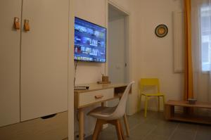 巴勒莫Arco Cutò casa vacanze的客房设有书桌和墙上的电视。