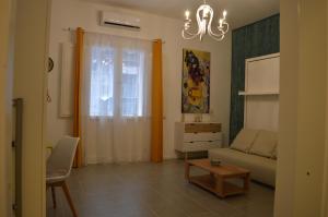 巴勒莫Arco Cutò casa vacanze的客厅配有沙发和桌子
