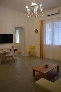 巴勒莫Arco Cutò casa vacanze的客厅配有桌子和吊灯