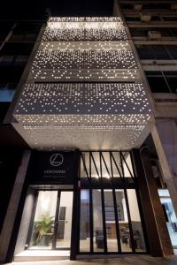 雅典Leochares Lifestyle Apartments - Self check-in的天花板上灯的商店前