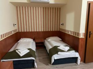 布达佩斯大西洋酒店的两张位于酒店客房的床,配有毛巾