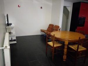 维泰勒Vittel location meublé的配有桌椅和电视的客房