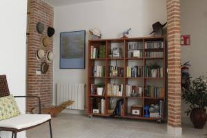 阿尔德亚达维拉德拉里韦拉La Casa del Patio Chico的客厅里装满书籍的书架