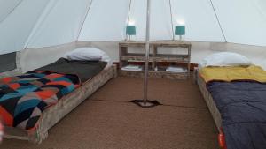 奥德赛克斯奥德赛克斯简易别墅圣米格尔公园酒店 的帐篷内带两张床的房间