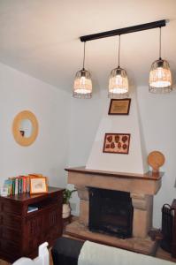 桑提亚纳德玛Apartamento Hiedra的客厅设有三盏灯,挂在壁炉上