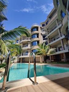 English Point Residence Beach Apartments Mombasa内部或周边的泳池
