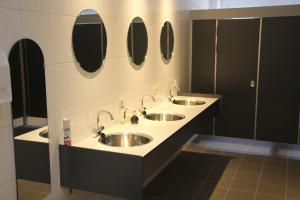 Hollandscheveld莫斯科新公寓的浴室设有两个水槽和墙上的镜子