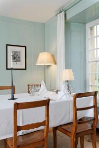 Sankt Petersinsel圣彼得半岛修道院酒店的一间卧室配有一张带两盏灯和两把椅子的床。