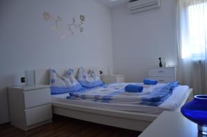 科佩尔Apartments Bertok的一间卧室,床上有蓝色填充动物