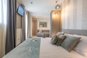 加提欧马里Romagna Suite Hotel的一间卧室配有一张带枕头的大床