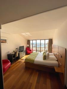 卡西斯Cassis Loc - Chambre Meublée的配有一张床、一张书桌和一扇窗户的酒店客房