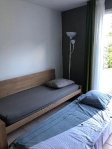 索米尔Cottage 102的一间卧室设有一张床和一个窗口