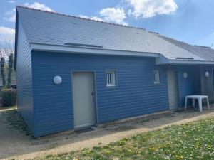索米尔Cottage 102的院子里有门的蓝色棚子